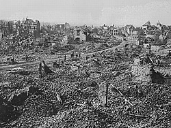 Ruins of Bailleul in 1918.