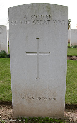 Headstone marking the grave of an unidentified British or Commonwealth soldier of the Great War 1914-1918, bearing the inscription Known unto God.