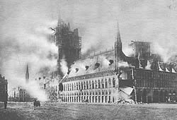 Early damage to the Cloth Hall (Lakenhalle) by German artillery shells from November 1914.