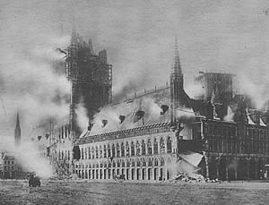 The damage to the Cloth Hall began with German artillery shells from November 1914.