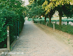 Path from the Boezinge-Ieper road to the canal bank.